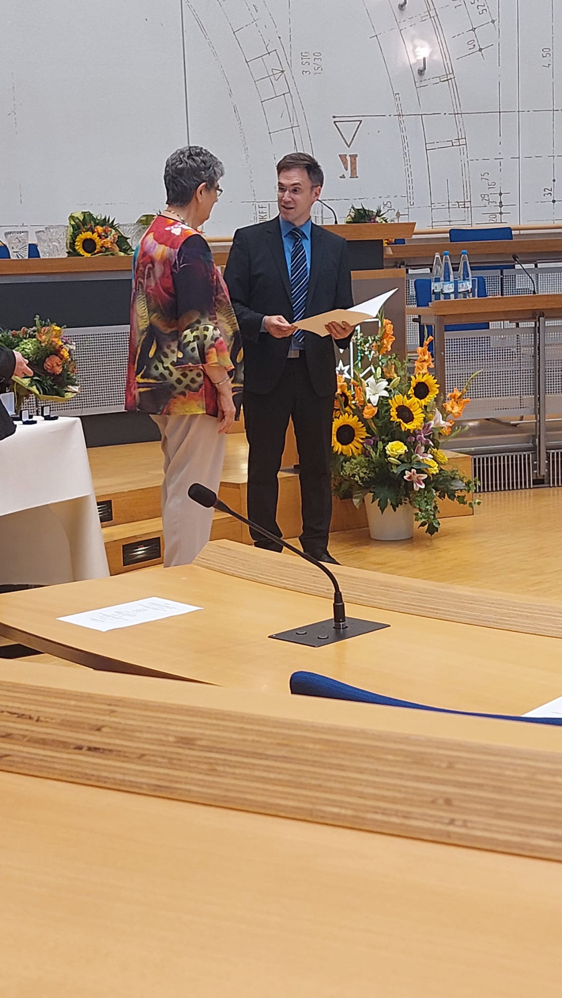 Ursula Höfeld und Bürgermeister Dennis Grieser
